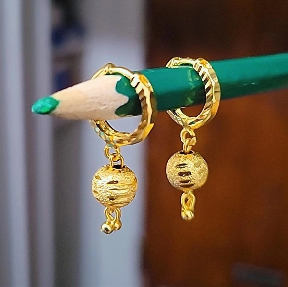 Slim Sleek 22k Dubai Gold plated Hoop Earrings, Small Gold Earrings, NWT Huggi - Picture 3 of 5